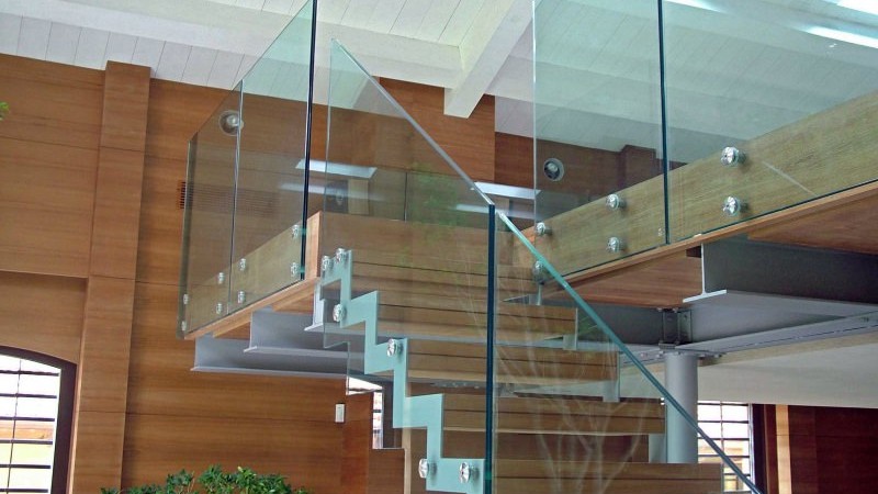 лестницы из стекла в доме и офисе