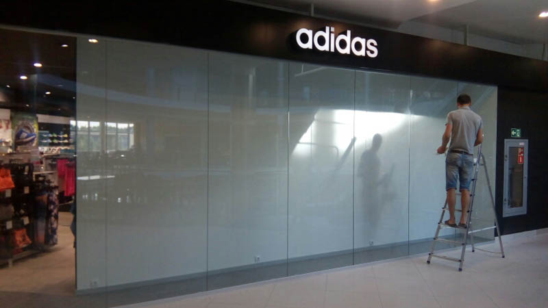 Стеклянные стены витрины в торговых центрах